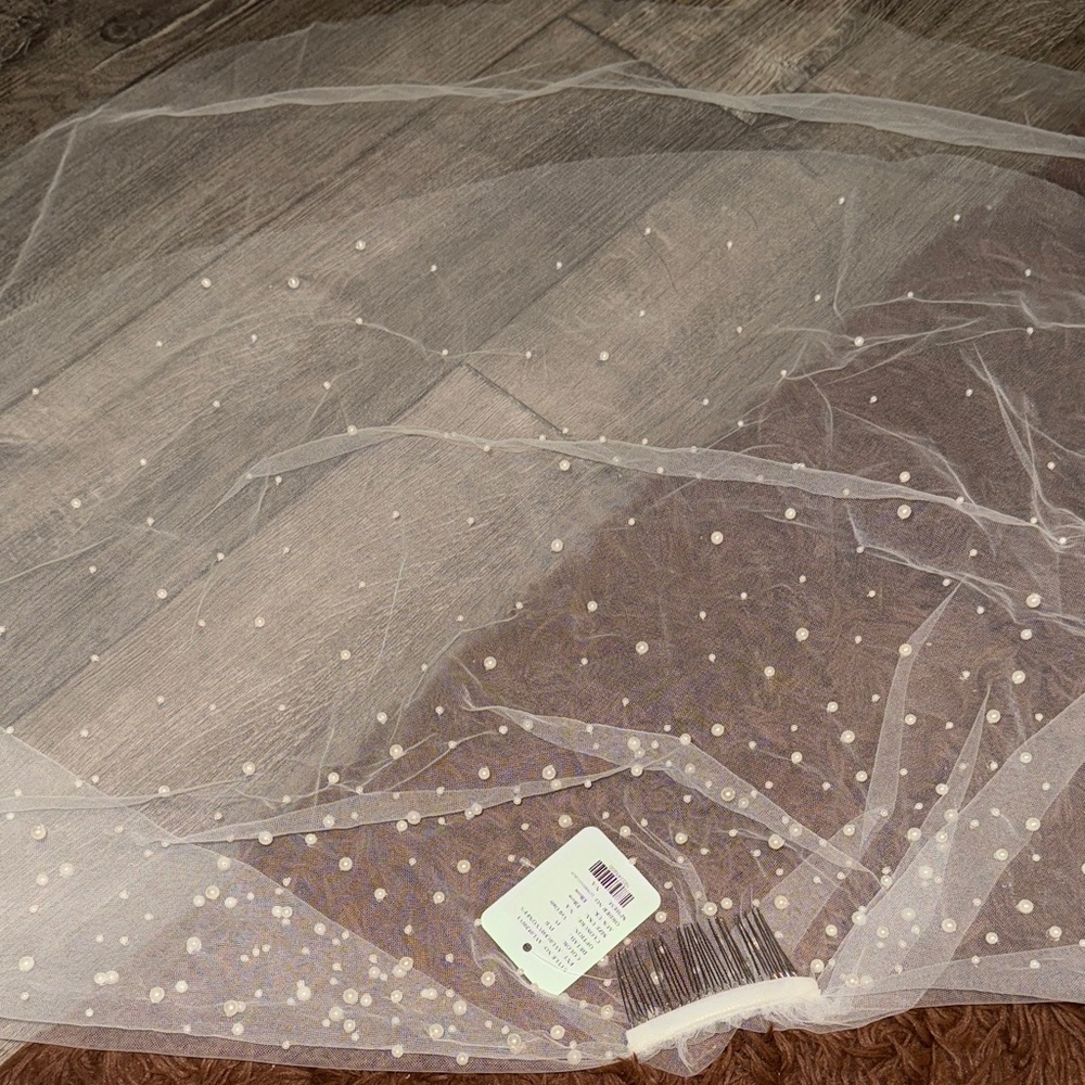 Elegant White Veil with Pearl Accents